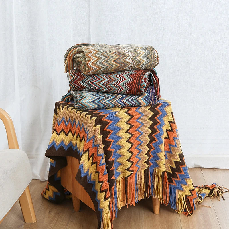 Cobija boho tejida con flecos