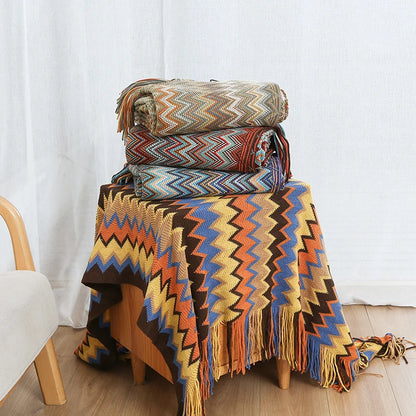 Cobija boho tejida con flecos